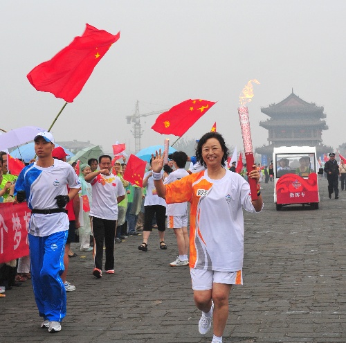 图文:残奥会圣火在西安进行传递 火炬手张秀林