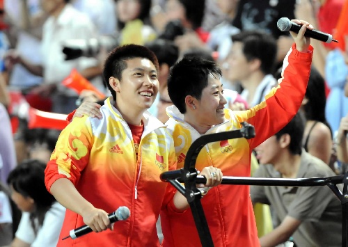 图文:奥运金牌精英大汇演 于洋杜婧向观众