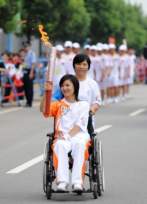 图文:北京残奥会圣火在长沙传递 火炬手梁琼