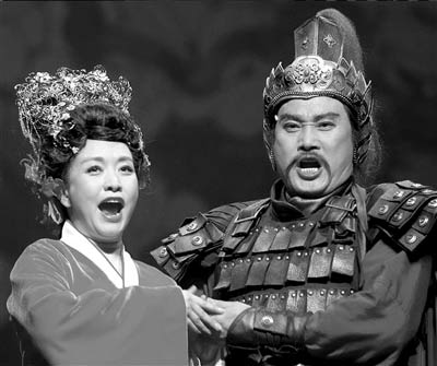 彭丽媛（饰花木兰）与戴玉强（饰男主角刘爽）在维也纳国家歌剧院演出。新华社记者徐金泉摄