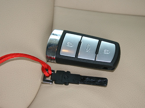 用车信息 用车档案        走进迈腾,你并不会发现车身有钥匙孔.