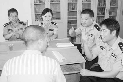 襄北监狱民警忙着学哑语只为那五个特殊服刑犯