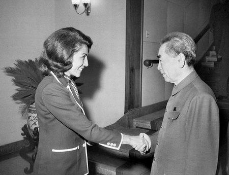 周总理1971年4月30日会晤中与法蒂玛公主握手