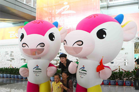 图文：残奥会运动员抵京 公众与残奥吉祥物合影