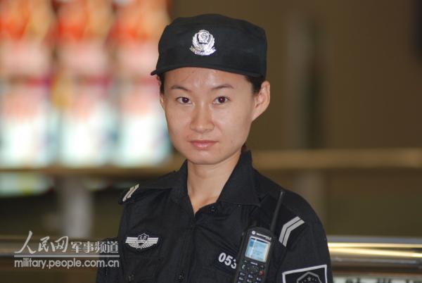 组图:北京警花携公交警犬地铁执勤