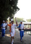 图文：北京残奥会圣火在北京传递 火炬手于清茵