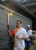 图文：火炬手格里温博格在颐和园传递火炬