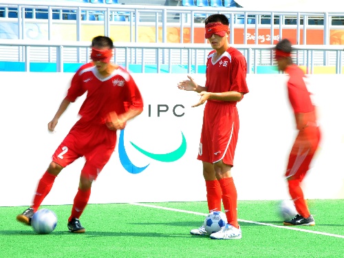 图文:[残奥]中国五人制足球队训练 带球训练