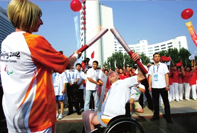 轮椅扶手安装火炬支架(图)-搜狐新闻