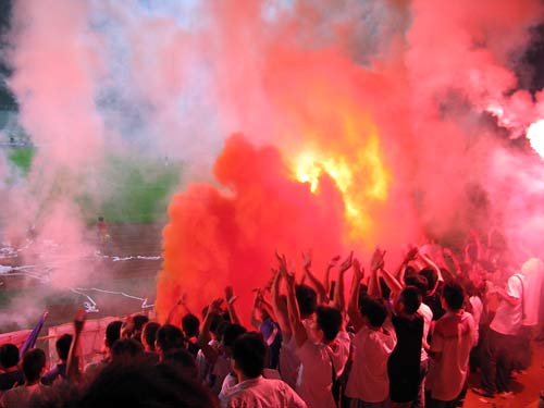 图文:[中甲]安徽1-0无锡 球迷放烟火庆祝