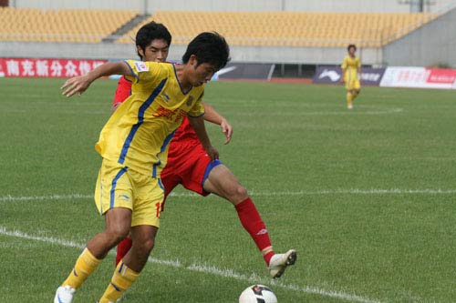 图文:[中甲]四川0-0重庆 赵和靖伸脚阻截