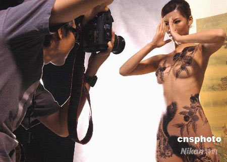 裸体模特身上的人体彩绘艺术作品吸引不少广州摄影人士的镜头。中新社发 梁永强 摄