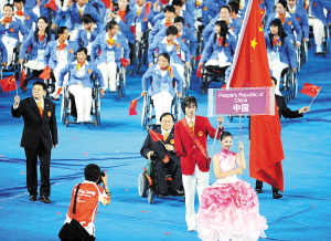 ③ 开幕式上的焰火表演   ④ 孙长亭传递火炬   ⑤ 火炬手向观众