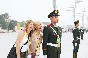 外国人争相与北京残奥会执勤的中国武警官兵合影留念.李东东摄