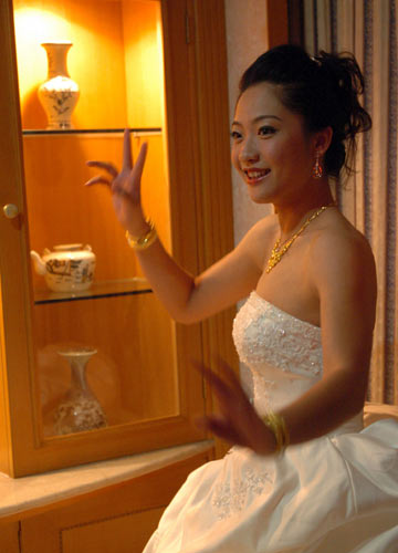 图文:朱芳雨迎娶新娘 胡美非常幸福