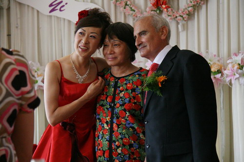 图文:刘东跨国之恋终大婚 刘东夫妇与长辈合影