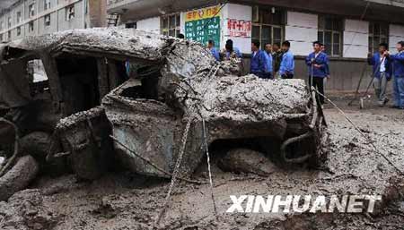 这是被泥石流冲毁的车辆(9月8日摄)。 新华社记者 江宏景 摄