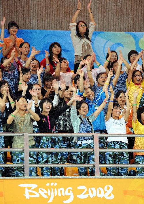 图文:盲人门球女子赛中国胜美国 观众鼓掌欢呼