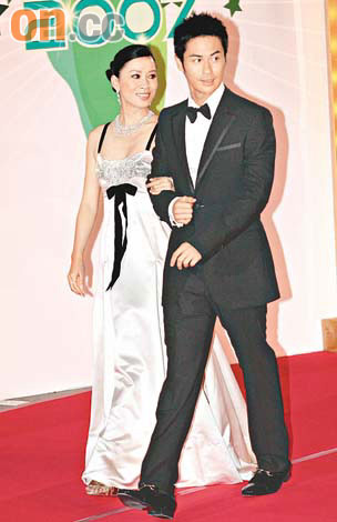 郑嘉颖与佘诗曼去年手牵手出席台庆颁奖礼。