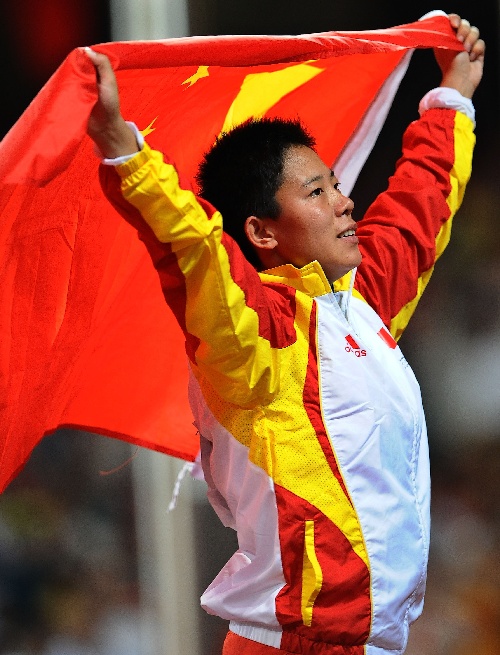 图文:吴晴女子标枪F35-38级夺冠 比赛后庆祝