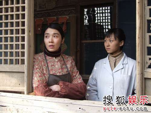 练束梅与陈丽娜《阳光普照大地》剧照