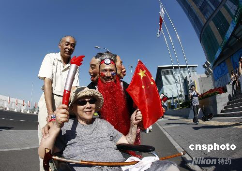 图:泰国游客古装打扮亮相残奥会主新闻中心