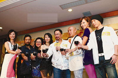 徐小明导演(左五)与一众演员举杯祝酒。