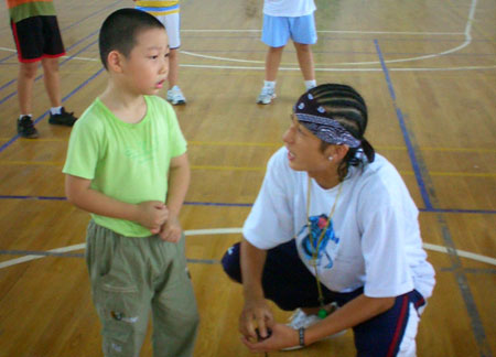 图文:2008李秋平篮球俱乐部 教练与小学员交心