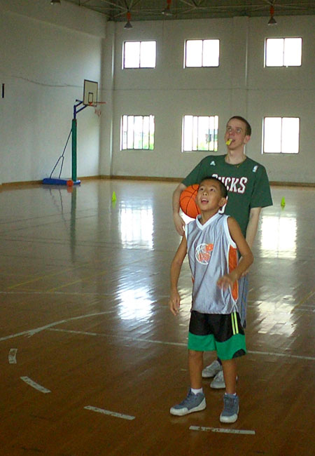 图文:2008李秋平篮球俱乐部 外教一对一指导