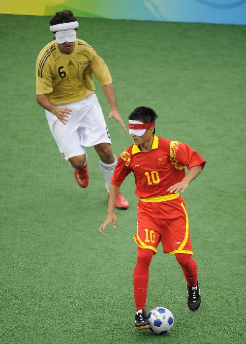 图文:[五人制足球]中国1-0西班牙 郑文发进攻