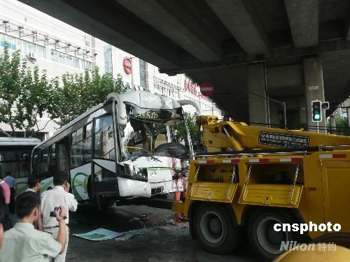 上海一公交车撞上高架桥墩 致一死数伤(图)