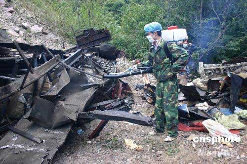 陈家山段翻下百余米悬崖,客车在坠崖过程中发生燃烧,车祸造成车上51人图片