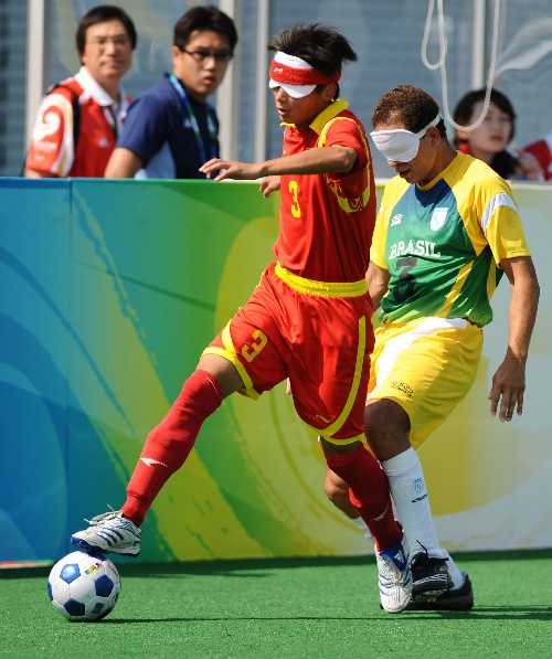 图文:[五人制足球]中国1-1巴西 陈山勇带球进攻