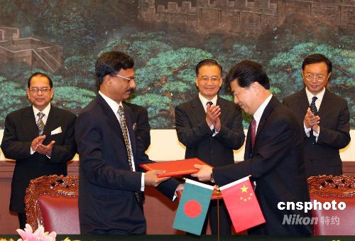 中国政府与孟加拉国签署三项合作文本(图)