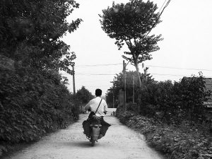 熊多华每天就是骑这辆旧摩托，踏上艰难寻儿路。 　　记者杨平 摄