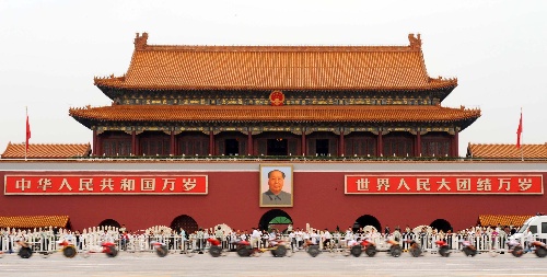 图文:梦圆北京 马拉松运动员从天安门前经过