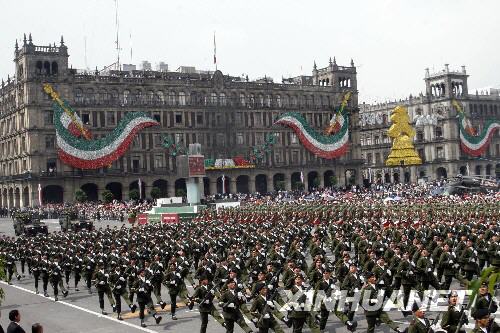 组图:墨西哥举行阅兵式庆祝独立日