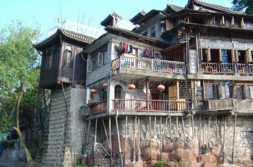 苗族独特的建筑工艺:沱江吊脚楼
