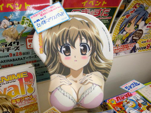 乃木坂春香的豪乳鼠标垫在游戏人收银台旁边展出“请在等待付款时亲自确认一下这柔软感触吧！”