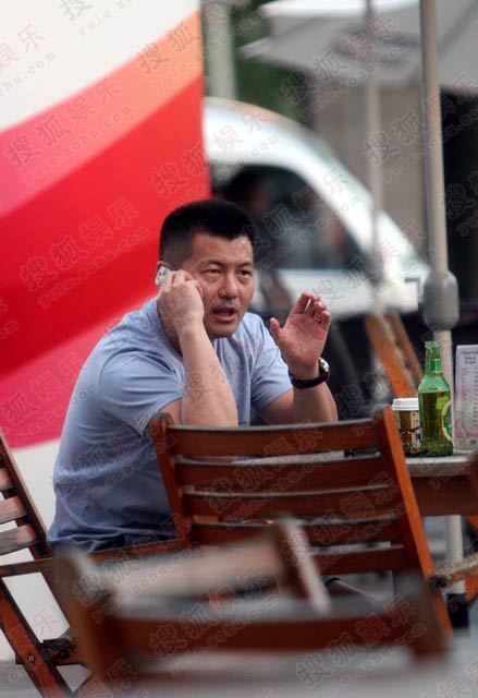 独家组图:那英家中喜事多 老公孟桐心情爽