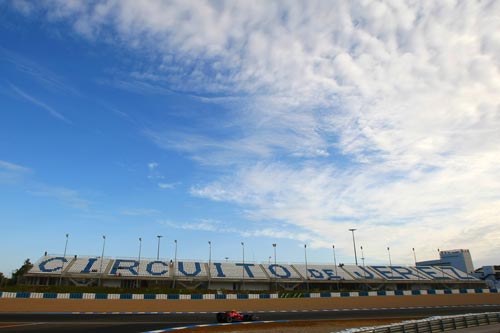 图文:F1赫雷斯试车第四日 蓝天白云天气不错