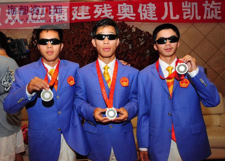 中国盲人足球队的三位闽将从左到右：俞裕锬、王周彬、王亚峰