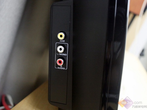 康佳 lc42ds66液晶电视也分别将接口设置在了侧面及背部,共拥有两路
