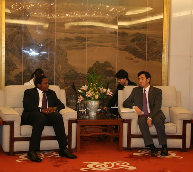 中国外长助理翟隽会见坦桑尼亚代表团(图)