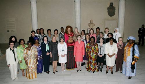 出席联合国大会的各国第一夫人们合影。