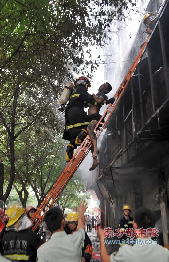 广东惠州一五金店发生火灾 至少3人死亡(组图)