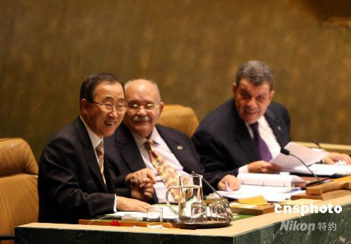 联合国秘书长潘基文(左)、第63届联大主席德斯科托-布罗克曼(中)和副秘书长沙班出席开幕式。