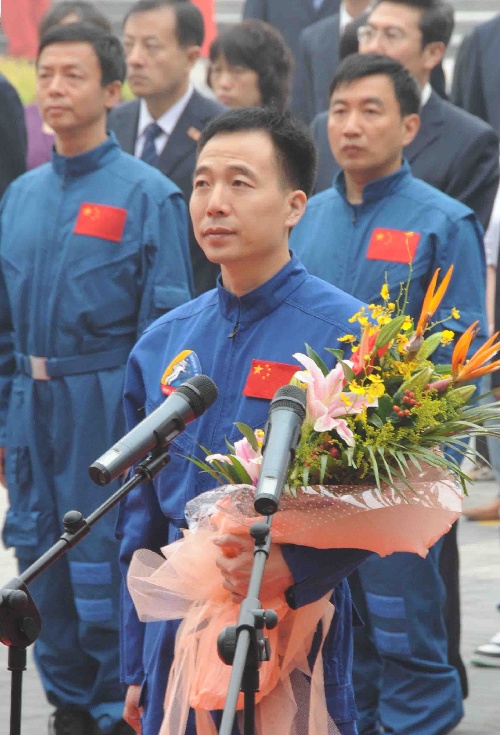 欢送航天员赴发射场