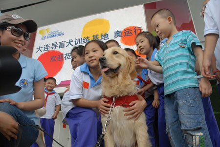 大连导盲犬训练中心导盲犬在三星奥运宣传馆与现场儿童合影