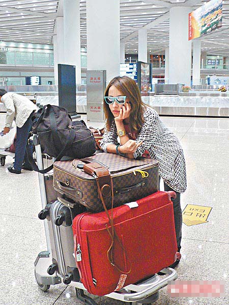 萧亚轩昨凌晨在北京机场等工作人员找行李，面露无奈。